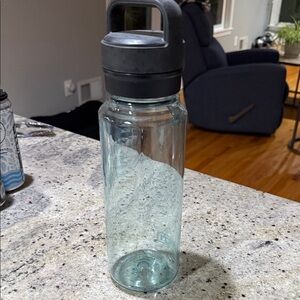Yeti yonder  Water Bottle with Black Lid 1L